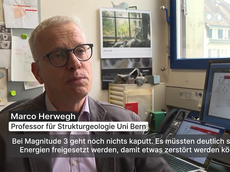Prof. Marco Herwegh erläutert die Erdbebendaten