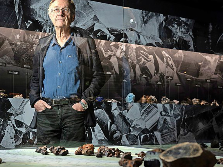 Beda Hofmann zeigt die Twannberg-Meteoriten-Sammlung. (Foto: Beat Mathys)
