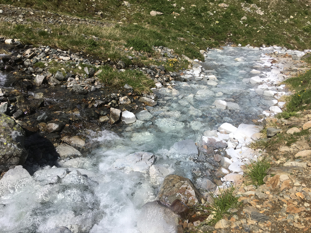 Aluminium-Flocken im Bergbach