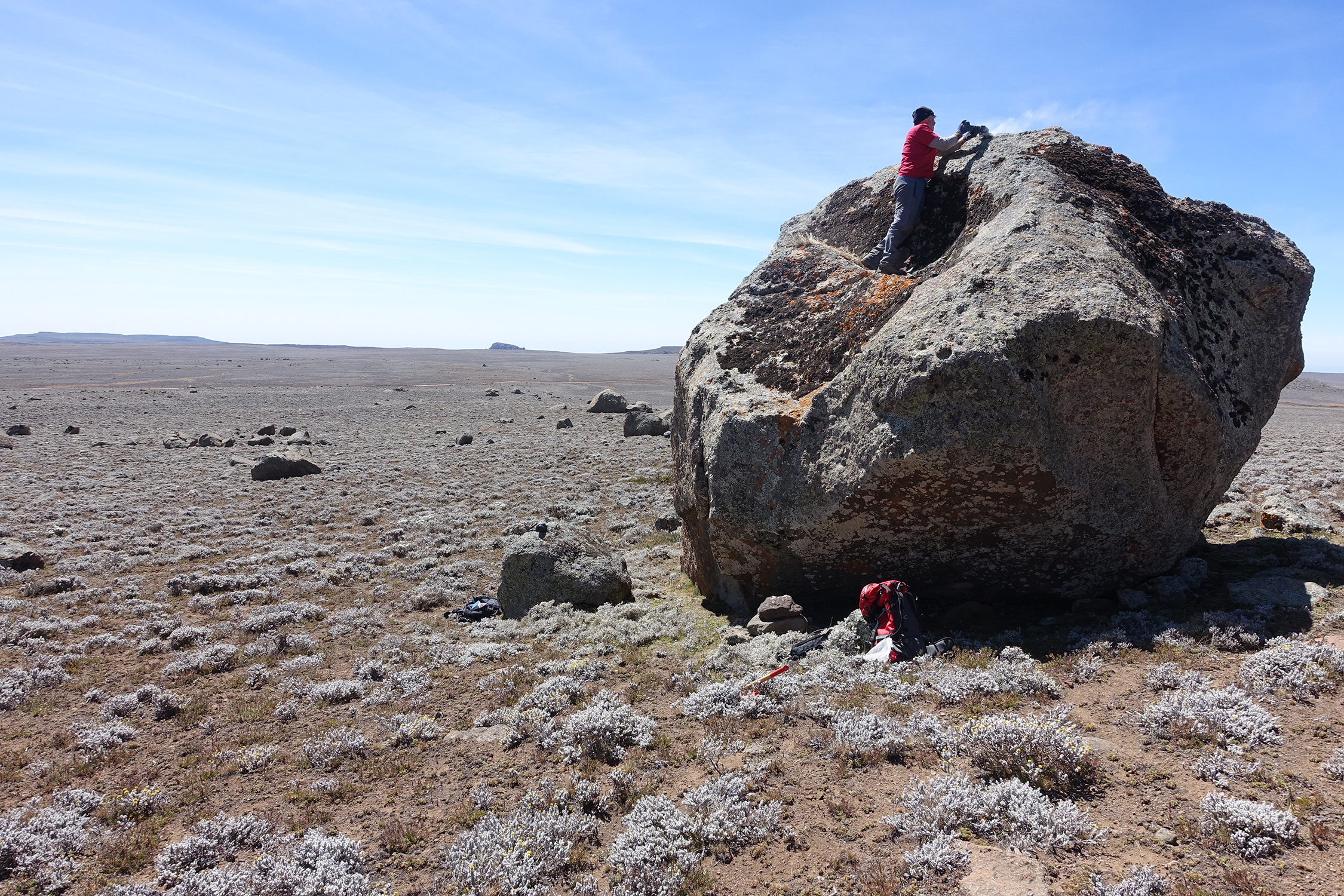 Probennahme eines Erratischen Blocks, der von einem Gletscher auf dem Sanetti Plateau abgelagert wurde. Die Probe wurde anschliessend im Labor analysiert und datiert, um den Zeitpunkt des Gletschervorstosses zu rekonstruieren. Bild: Alexander Groos